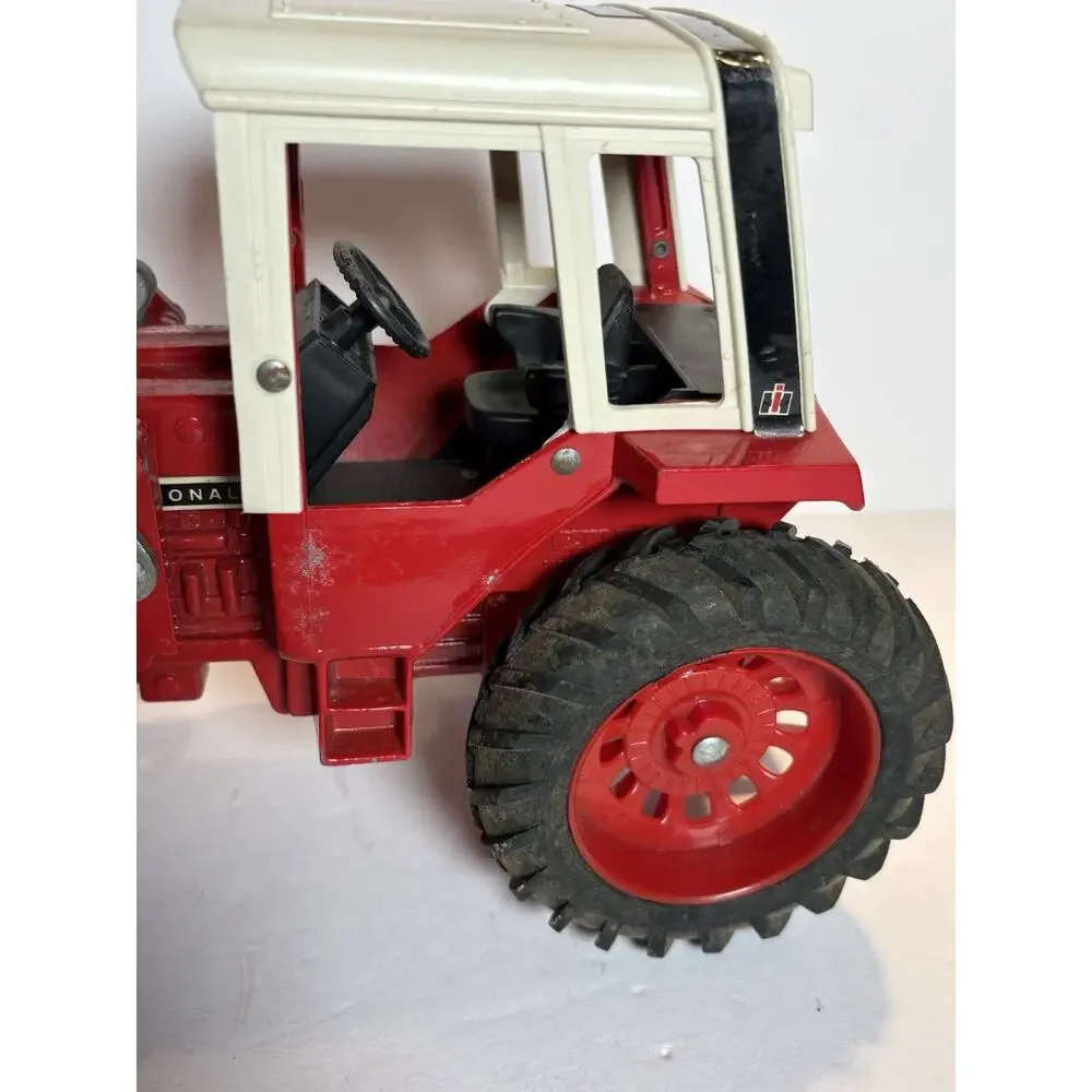 Ertl International 1586 w/loader 1/16 Die-cast Farm Tractor W/Pull Behind Wagon